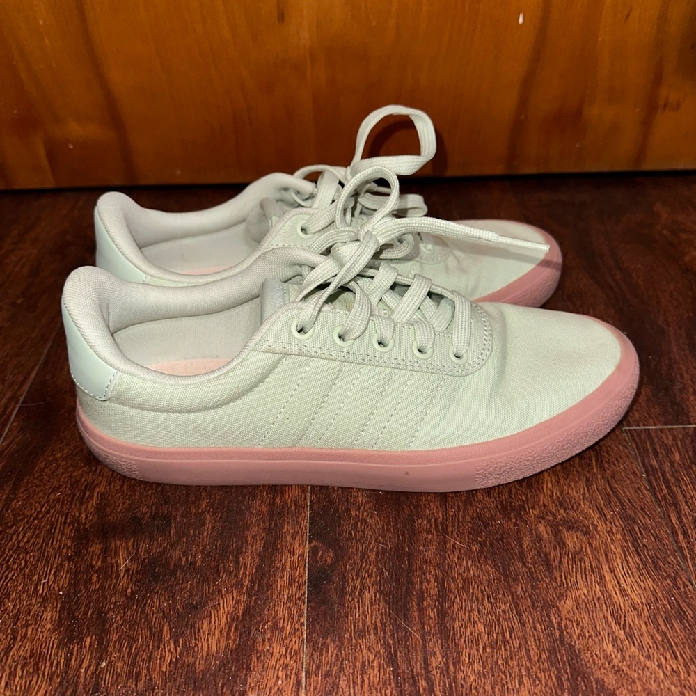 Women’s Adidas Vulcraid3r Skateboarding Shoes size 7.5